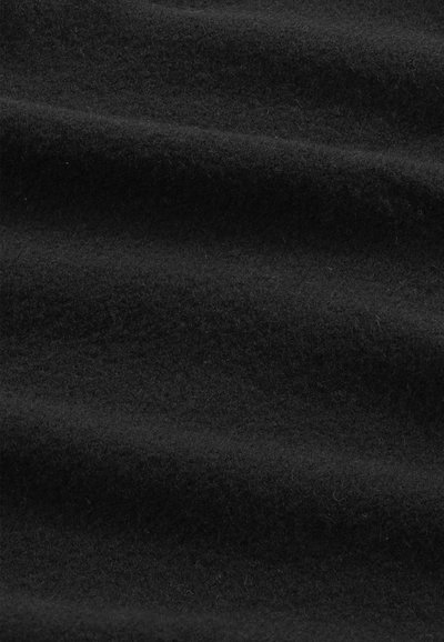 Tessuto di lana nera con una superficie morbida e testurizzata, caratterizzato da pieghe ondulate e una leggera lucentezza. Fibre distribuite in modo uniforme.