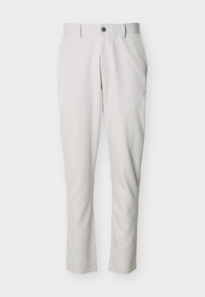 Lichtgrijze slim-fit broek met riemlussen, knoopsluiting aan de voorkant, rits en zijzakken, afgebeeld op een witte achtergrond.