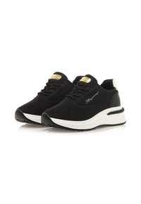 Schwarze Sportschuhe mit strukturiertem Finish, weißer Zwischensohle und schwarzem Außensohlen. Mit goldenen Akzenten und charakteristischer Detailverarbeitung an der Seite.