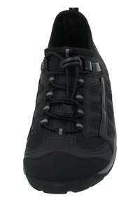 Schwarzer Sportschuh mit schlankem Design, elastischen Schnürsenkeln, strukturiertem Obermaterial und gepolstertem Kragen für zusätzlichen Komfort. Leichte Sohle.