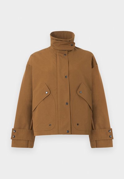 Καφέ σακάκι με ψηλό γιακά, με κουμπιά τύπου σνάπ κατά μήκος μπροστά, δύο μεγάλες κεκλιμένες τσέπες με καπάκι και ρυθμιζόμενα μανίκια με κουμπώματα τύπου σνάπ.