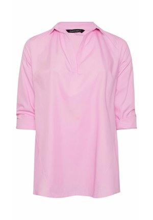 Lichtroze blouse met lange mouwen, een V-hals met gespleten kraag en opgerolde manchetten, gemaakt van gladde, lichte stof.