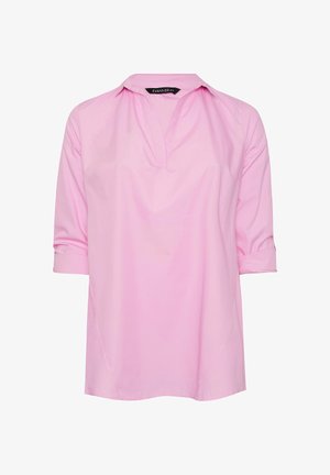 Vaaleanpunainen pitkähiha-pusero, jossa on V-pääntien ja halkion yhdistelmä sekä käännetyt kalvosimet, valmistettu sileästä, kevyestä kankaasta.