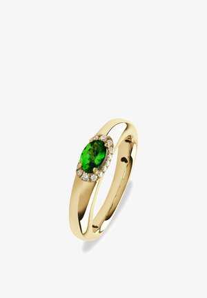 Goldener Ring mit ovalem grünem Edelstein in der Mitte, umgeben von kleinen klaren Diamanten auf einem schlichten Band.