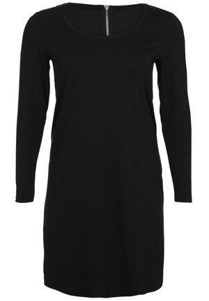 Czarna sukienka z długim rękawem, okrągłym dekoltem i widocznym srebrnym zamkiem z tyłu, prosta, do kolan.