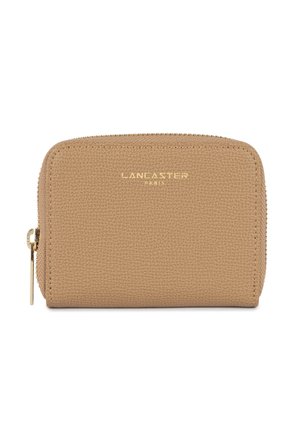 Portafoglio in pelle beige con superficie texturizzata, chiusura a zip e logo in rilievo "Lancaster Paris" dorato sul fronte. Dimensioni piccole, forma rettangolare.