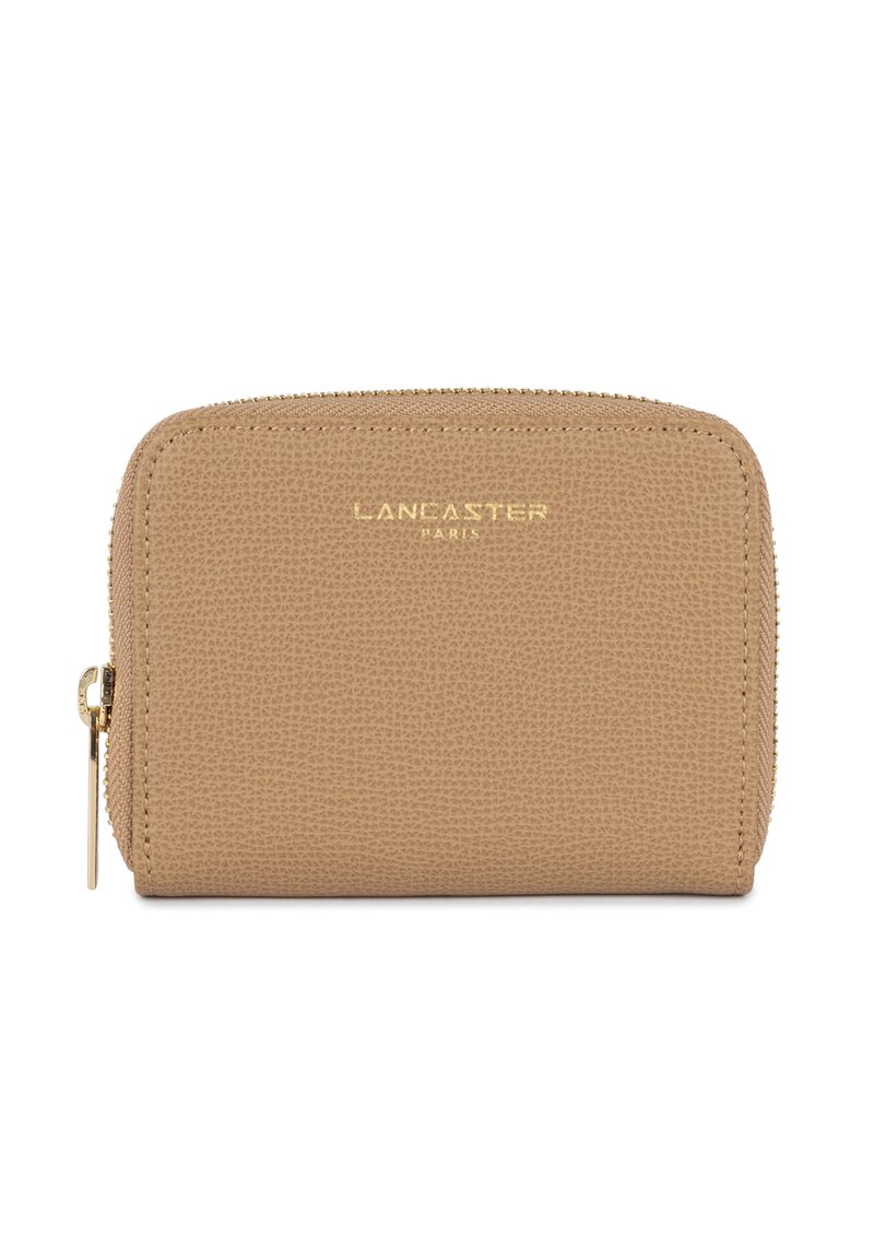 Portafoglio in pelle beige con superficie texturizzata, chiusura a zip e logo in rilievo "Lancaster Paris" dorato sul fronte. Dimensioni piccole, forma rettangolare.