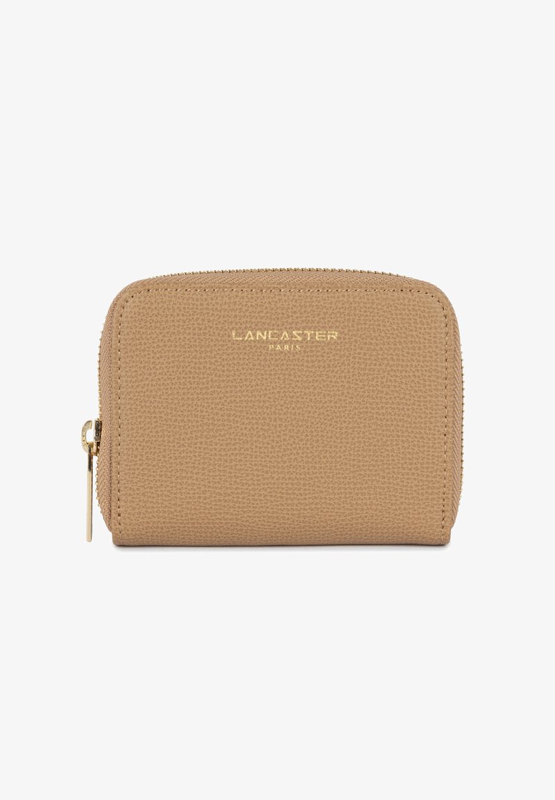 Portafoglio in pelle beige con superficie texturizzata, chiusura a zip e logo in rilievo "Lancaster Paris" dorato sul fronte. Dimensioni piccole, forma rettangolare.