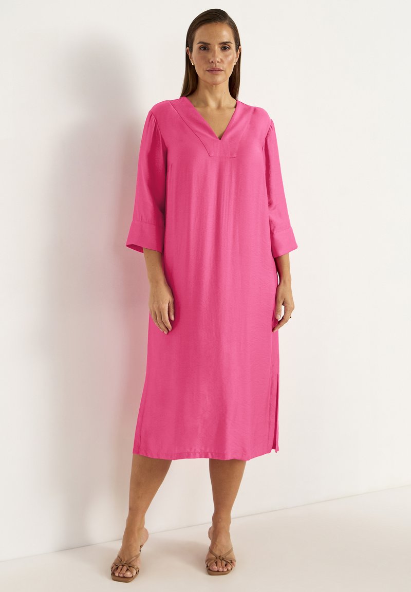Rosa, knielanges Kleid mit V-Ausschnitt, dreiviertelärmel, seitlichen Schlitzen und glatter Textur. Schlichtes Design ohne Muster oder Verzierungen.