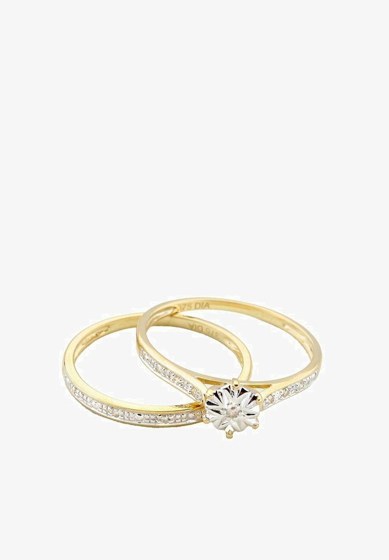 Zelta gredzens ar centrālo dimantu ar fasetēm, apkārt maziem dimantiem pa gredzena malu, ar gludu apdari un spīdīgu tekstūru.