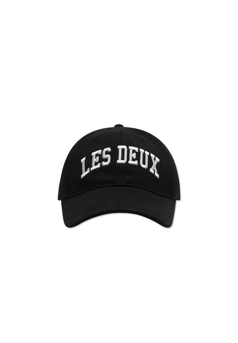 Schwarze Baseballmütze mit weißem gesticktem Text "LES DEUX" auf der Vorderseite. Klassischer, geschwungener Schirm und verstellbarer Hinterriemen.
