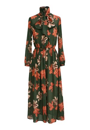 Długa zielona sukienka z lekkiego materiału z kwiatowym wzorem w odcieniach pomarańczowym i kremowym, z wysokim kołnierzem i przewiązaną kokardą przy szyi.