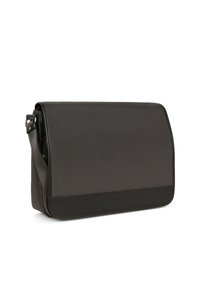 Borsa a messenger marrone scuro con superficie texturizzata, dotata di chiusura a pattina, tracolla regolabile e branding discreto sul davanti.