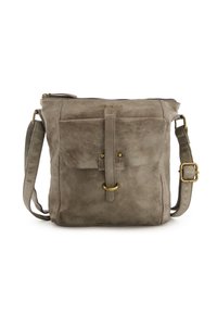 Grijze leren crossbody tas met een voorflapvak, accenten van messing hardware en een verstelbare schouderriem. Textuur oppervlak en minimalistisch ontwerp.