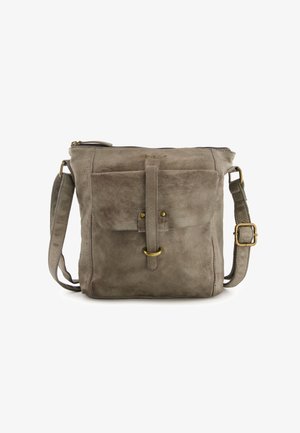 Graue Leder-Crossbody-Tasche mit einer vorderen Klappen-Tasche, Messing-Akzenten und einem verstellbaren Schulterriemen. Texturierte Oberfläche und minimalistisches Design.
