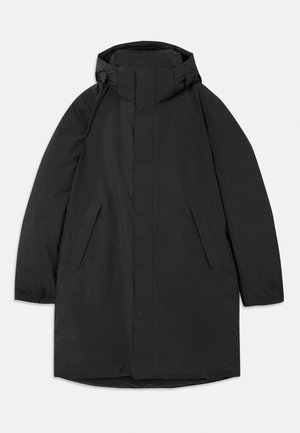 Schwarzer langer Mantel aus wasserabweisendem Stoff, mit hohem Kragen, Druckknöpfen, zwei seitlichen Taschen und einem lässigen Schnitt.
