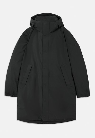 Črn dolg plašč iz vodoodpornega materiala, z visokim ovratnikom, z gumbom na pritisk, dvema stranskima žepoma in sproščenim krojem.