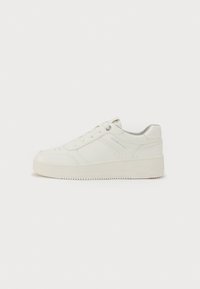 Sneaker blanc avec un extérieur en cuir lisse, bout rond, six œillets, col rembourré et semelle en caoutchouc texturé. Logo de marque discret sur le côté.