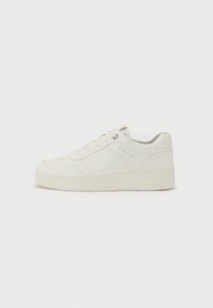 Trainers - white