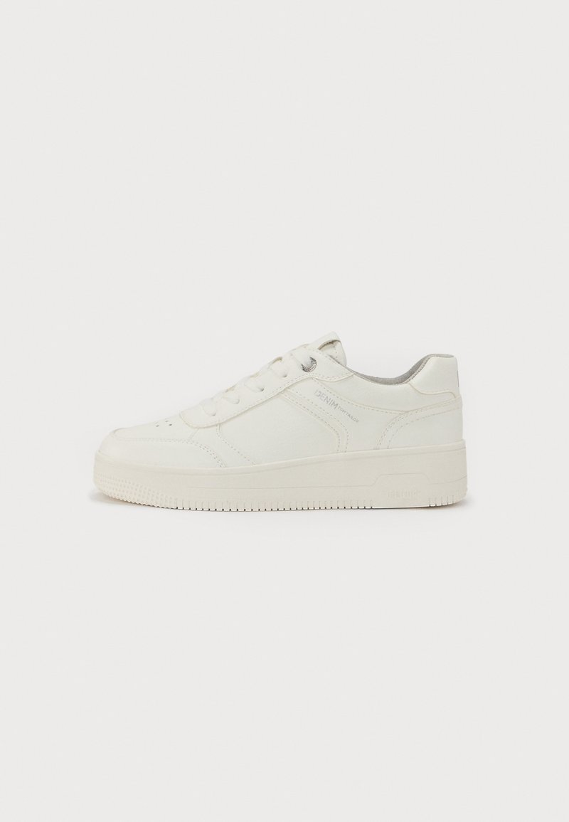 Sneaker blanc avec un extérieur en cuir lisse, bout rond, six œillets, col rembourré et semelle en caoutchouc texturé. Logo de marque discret sur le côté.