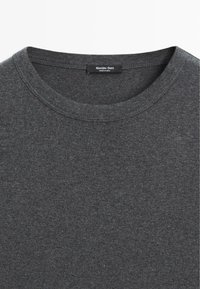 Graues Rundhalsa T-Shirt aus weicher Baumwolle. Verfügt über einen nahtlosen Kragen und ist innen am Hals mit "Massimo Dutti" etikettiert.