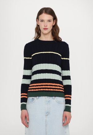 Pulover cu dungi navy, având textură tricotată în cablu, dungi orizontale vibrante în nuanțe de albastru deschis, portocaliu și verde, cu mâneci lungi și decolteu rotund.