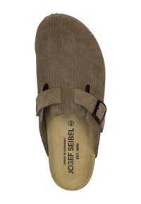 Hnědé nubukové sandály na slip-on s dvěma nastavitelnými popruhy, texturovaným svrškem a tvarovanou stélkou. Označeno "Josef Seibel" a velikostí 42.