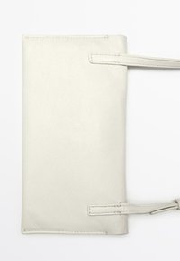 Portafoglio in pelle grigio chiaro con texture liscia, forma rettangolare slim e una tracolla laterale. Presenta cuciture minime e un design pulito.