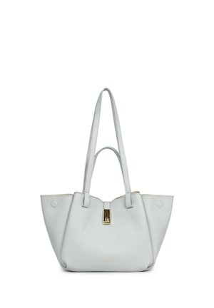 Biała skórzana torba typu tote z podwójnymi długimi uchwytami, zapięciem na złoty zatrzask i subtelnie tłoczonym logo marki na środku przedniej strony.
