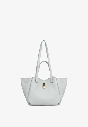 Sac cabas en cuir blanc avec doubles longues anses, fermeture à boucle dorée et logo de marque embossé subtil au centre avant.