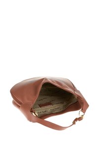 Bruine leren handtas met een gestructureerde afwerking, open bovenkant en een accent van gouden hardware. Het interieur heeft een gestreepte voering.