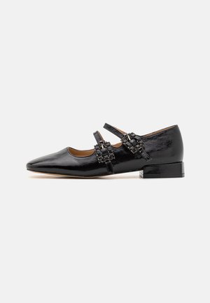 Schwarze Lackleder-Mary-Jane-Schuhe mit zwei Riemen, quadratischer Spitze und niedrigem Blockabsatz, verziert mit dekorativen schwarzen Perlenakzenten.
