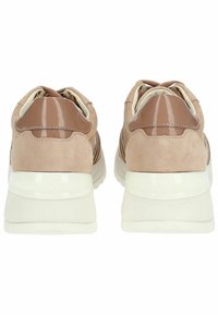 Sneakers in suede beige con accenti marroni lucidi, punta rotonda e suola in gomma bianca. Presentano chiusura con lacci e dettaglio del logo sul tallone.