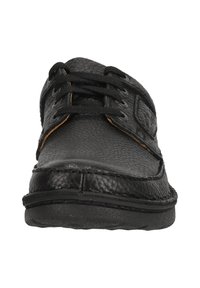 Chaussure noire à lacets en cuir texturé avec un bout lisse, dotée de lacets noirs, d'une semelle en caoutchouc et de subtils accents de couture marron.