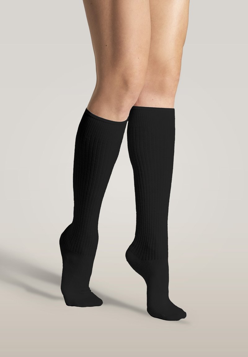 Calze nere fino al ginocchio con texture a costine, realizzate in materiale elastico. Il design copre il polpaccio, con un bordo superiore senza cuciture.