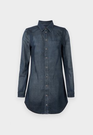 Camisa vaquera de color azul oscuro con un patrón de cuadros, mangas largas, cierre frontal con botones y cuello clásico. Bajo ligeramente redondeado.