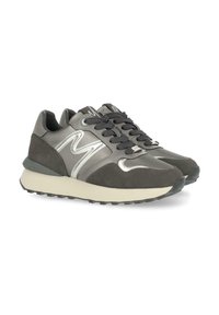 Scarpe da corsa grigio scuro con tomaia in suede e sintetico, dettagli metallici, chiusura con lacci e suola in gomma testurizzata.