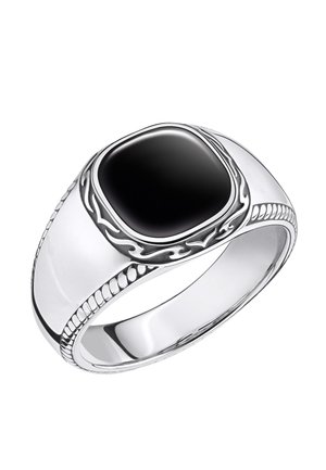 Silberner Ring mit schwarzem quadratischem Edelstein, mit eingravierten wirbelnden Mustern und strukturierten Rändern um das Band.