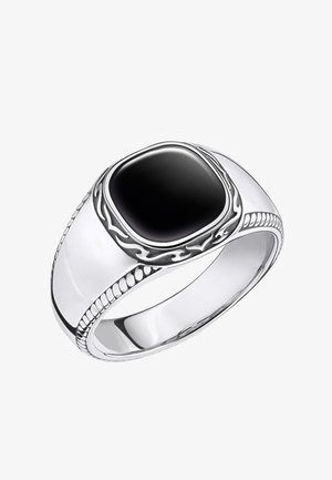 Silberner Ring mit schwarzem quadratischem Edelstein, mit eingravierten wirbelnden Mustern und strukturierten Rändern um das Band.