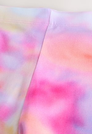 Tie-dye-tyg i pastellfärger med rosa, lila och persikofärgade virvlar. Texturen är mjuk med ett lent stickat utseende.