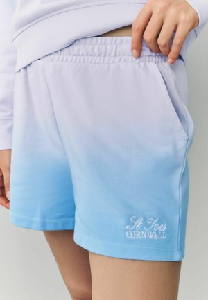 Pantaloni corti leggeri con gradiente da lavanda a blu cielo, dotati di una vita elastica e del logo ricamato bianco "St Ives CORNWALL".