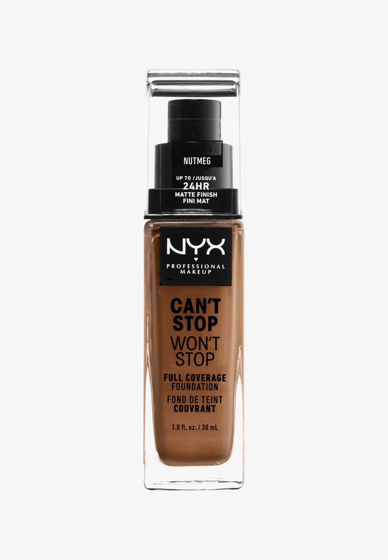 NYX Can't Stop Won't Stop foundation i nyansen Nutmeg. Glasflaska med mattsvart pump, genomskinlig etikett och rundad botten. 30 mL kapacitet.