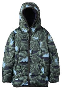 Parka acolchada en camuflaje verde con acentos azul claro. Cuenta con capucha, botones frontales y dos bolsillos laterales. Textura acolchada.