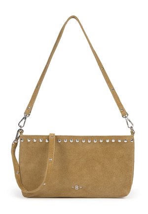 Bolso de hombro de gamuza color canela con tachuelas plateadas a lo largo del borde superior, correa ajustable con broches metálicos y pequeño logo "B" centrado en la parte inferior.