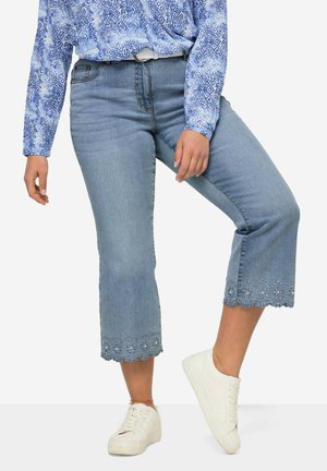 LOCHSTICKEREI ZIERPERLEN AM SCHLAGBAUM 5-POCKET - Flared Jeans - blue denim