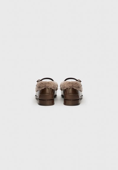 Brown leather shoes with a soft beige fur collar, featuring a low heel and a rounded toe, designed for comfort and casual wear.