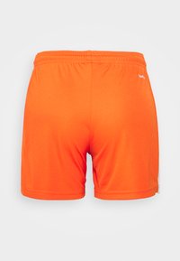 Shorts de sport orange avec taille élastique. Le tissu semble lisse, avec une couleur unie sans motifs ni accents visibles.
