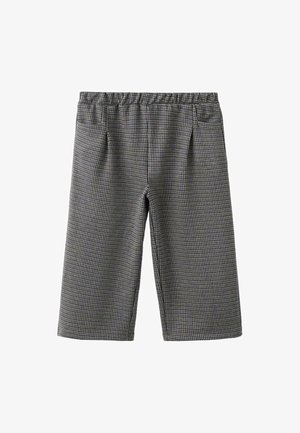 Šortyi sivo-črtastim vzorcem v krogu z elastičnim pasom, ki vključujejo dve sprednji žepi in dolžino do kolen. Tekstura izgleda gladka.