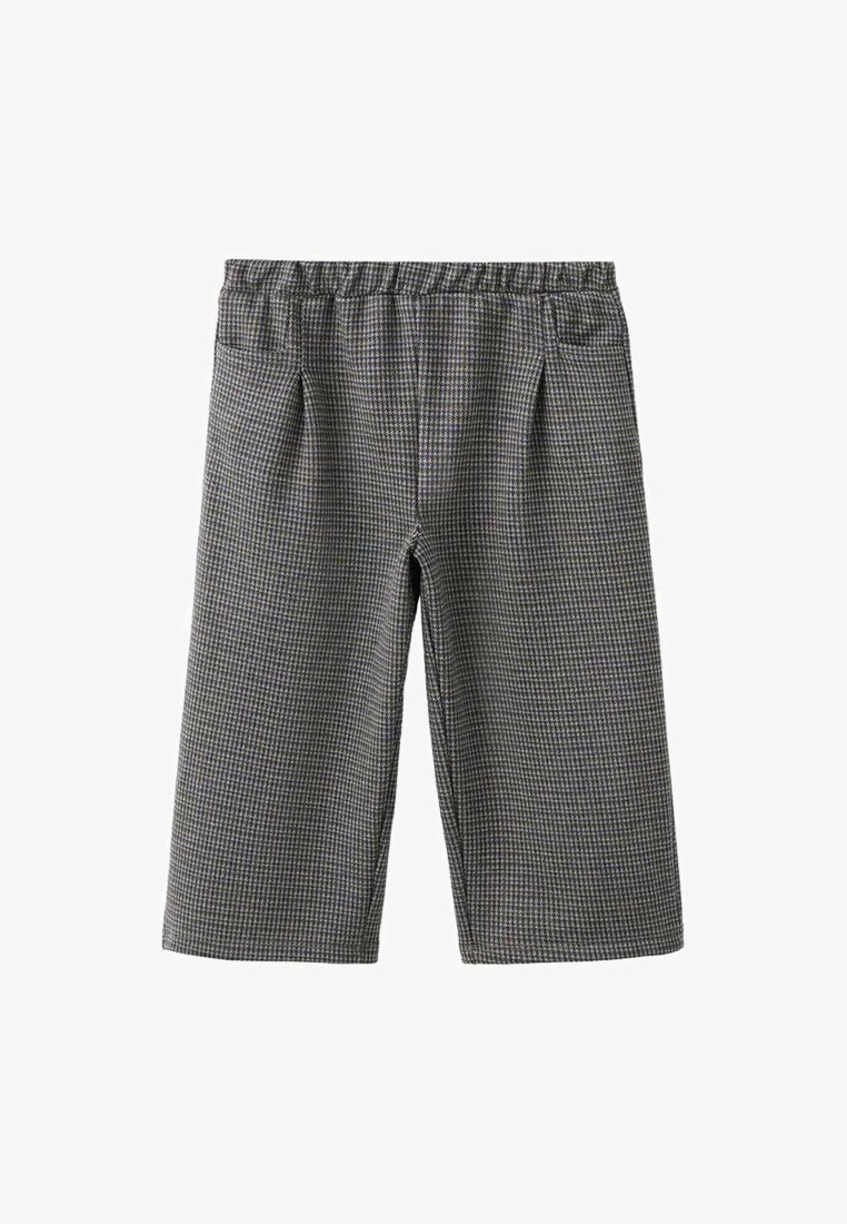 Šorts s uhvatom u uzorku sivo-krpe, s elastičnom pasicom, koji imaju dva prednja džepa i dužinu do koljena. Tekstura izgleda glatko.