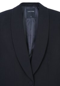Blazer nero in tessuto morbido, caratterizzato da un risvolto a punta, chiusura con un unico bottone e una fodera sottile con etichetta contrassegnata "CALLIOPE" e taglia "S."